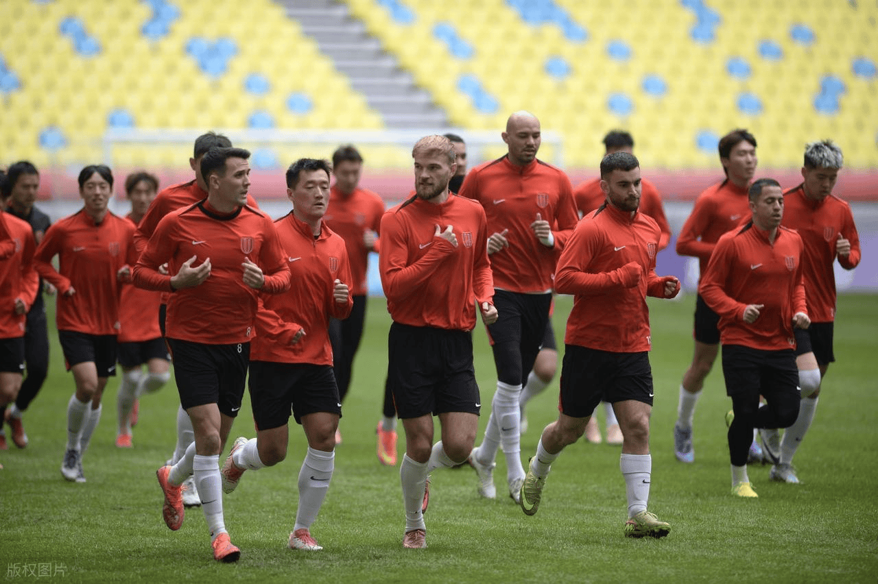 开云体育赛事直播包含今夜体能课后,毕尔巴鄂竞技队长鼓劲备战中超,气氛紧张,年轻球员得到机会的词条